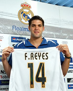 Felipe Reyes muestra la camiseta con su nombre impreso durante su presentación como nuevo jugador del Real Madrid en agosto de 2004