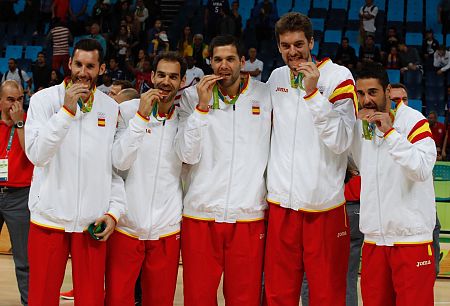 De izquierda a derecha, Rudy Fernandez, José Manuel Calderón, Felipe Reyes, Pau Gasol y Juan Carlos Navarro, en el podio tras recibir la medalla de bronce en Río 2016