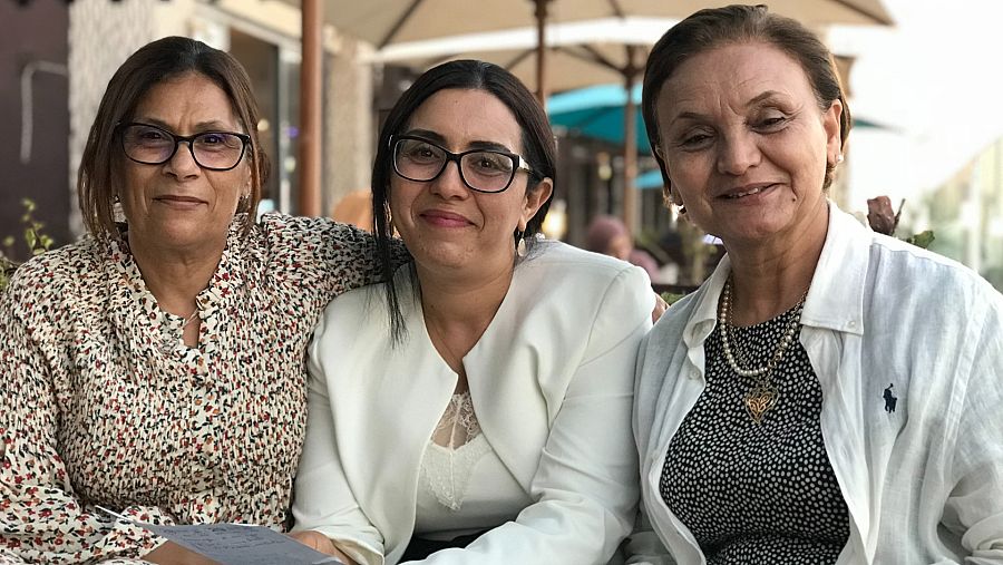 Chedlila, Dalal  y Suad en una cafetería de Zarzis