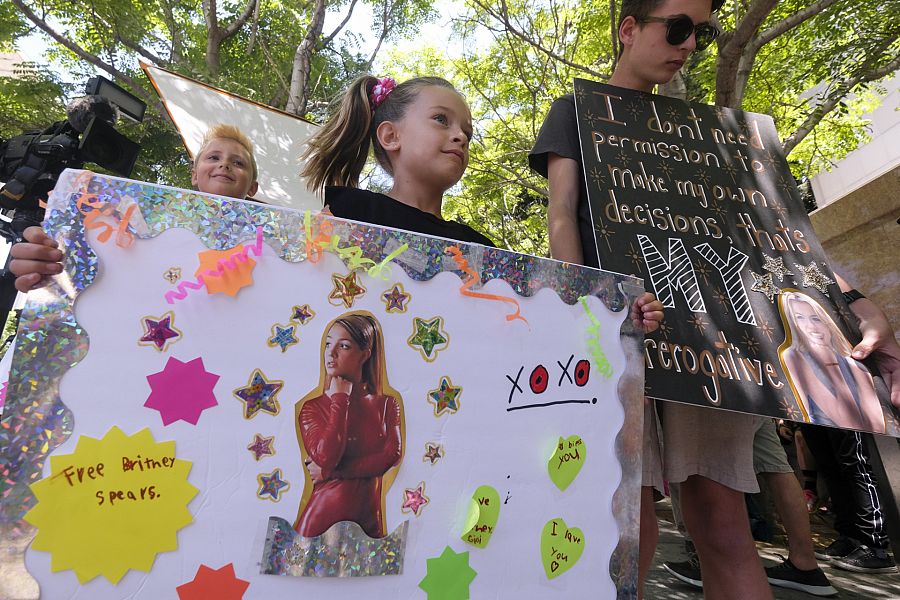 FANS DE BRITNEY SPEARS APOYAN A LA CANTANTE ANTES DEL JUICIO CONTRA SU PADRE