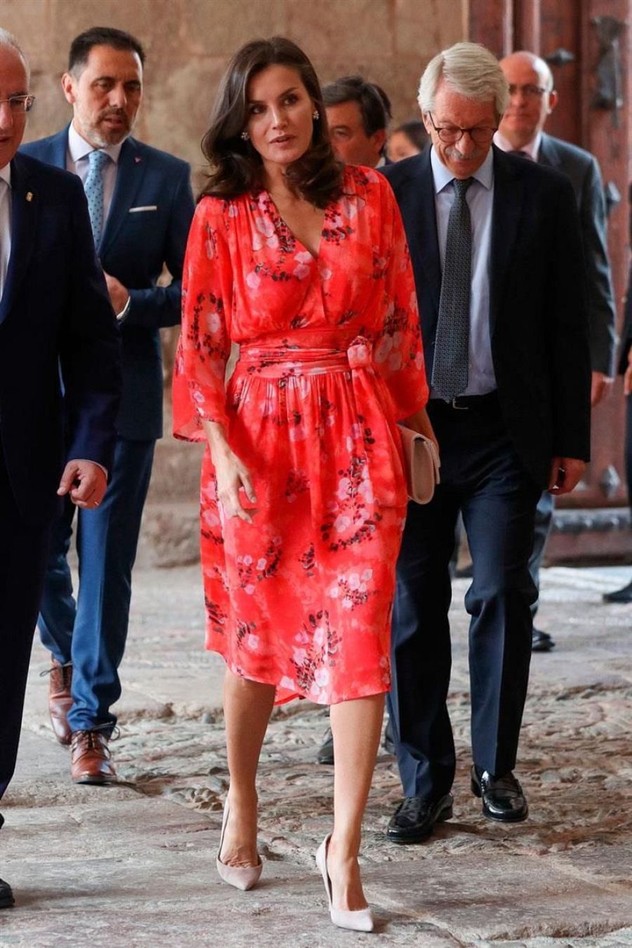 Letizia Ortiz luce un vestido de gasa y corte midi con un tono rojo coral de Adolfo Domínguez