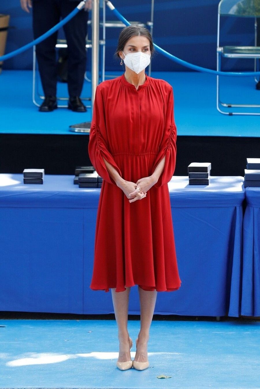 Letizia Ortiz con un vestido camisero rojo de la firma italiana Salvatore Ferragamo