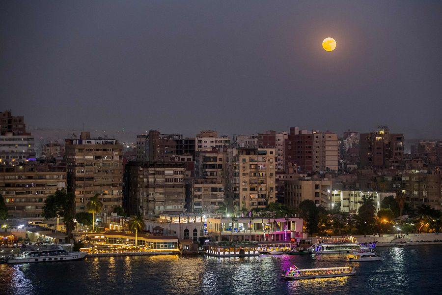 La última superluna del año (luna de fresa) ha iluminado así El Cairo, la capital de Egipto