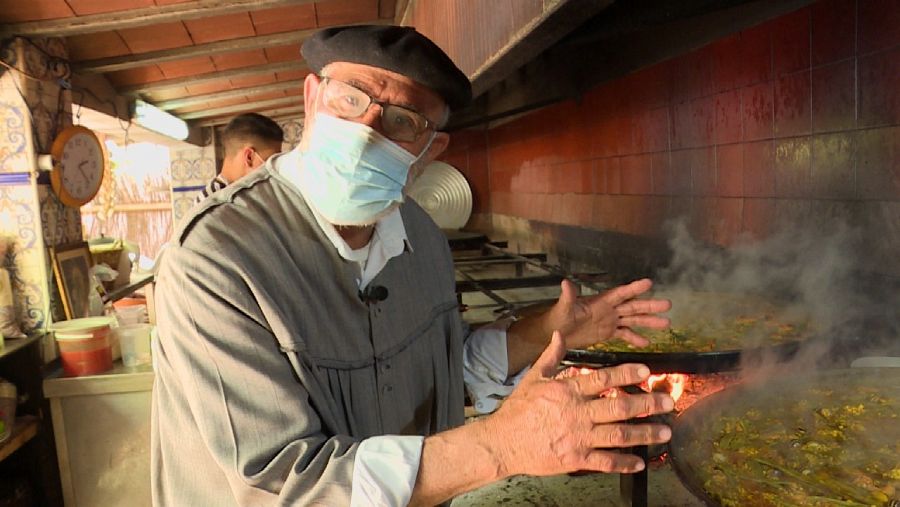 El xef Toni Montoliu explicando el truco para hacer una buena paella