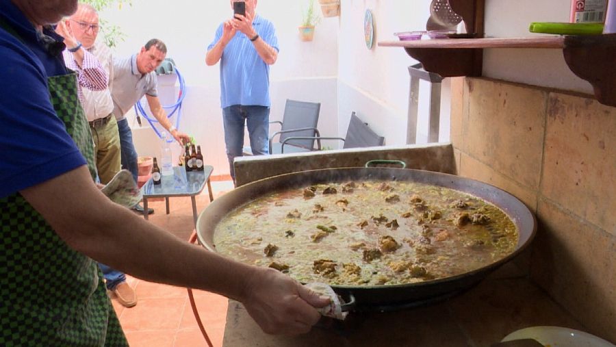 Ambiente que gira al rededor de la preparación de una paella