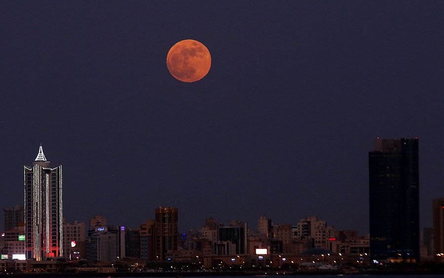 La superluna de fresa sale sobre la ciudad de Kuwait