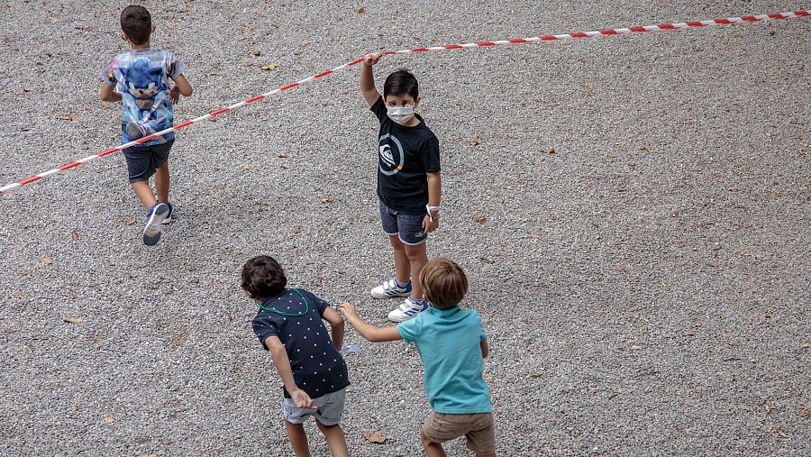 Unos niños juegan en el patio de un colegio de Valencia