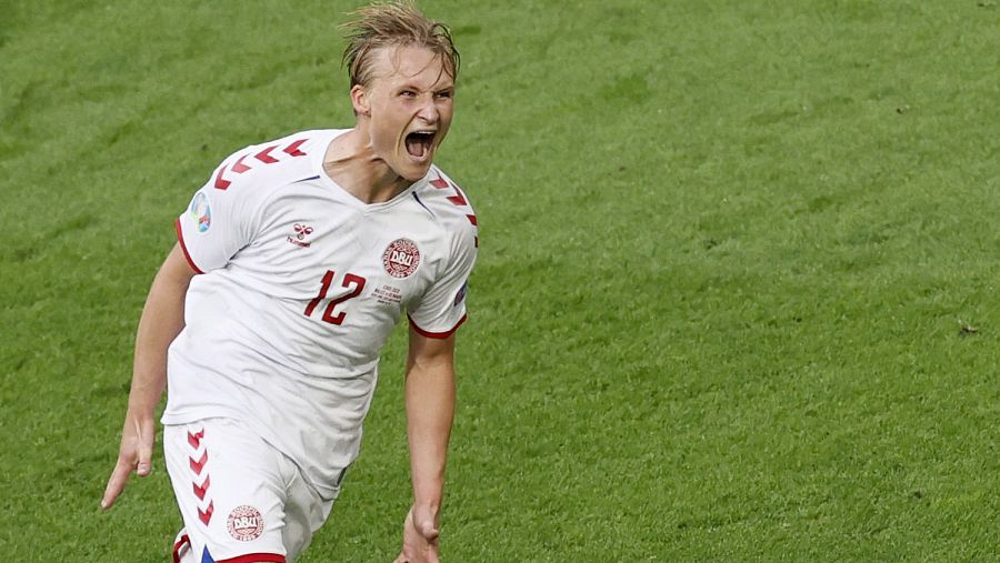 Kasper Dolberg celebra el primero de los goles de la victoria de Dinamarca sobre Gales en octavos de final.
