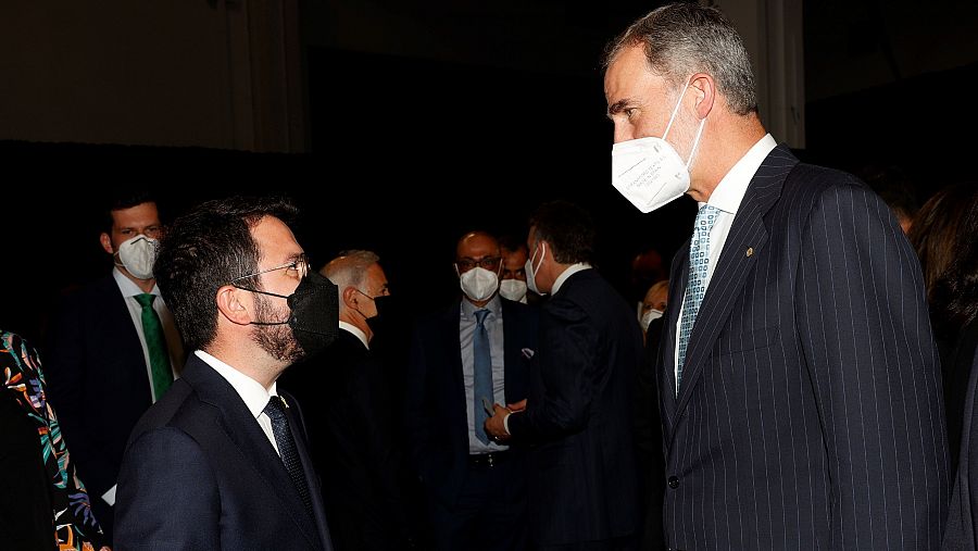 El presidente de la Generalitat, Pere Aragonès, charla con Felipe VI antes de la cena de inauguración del MWC.