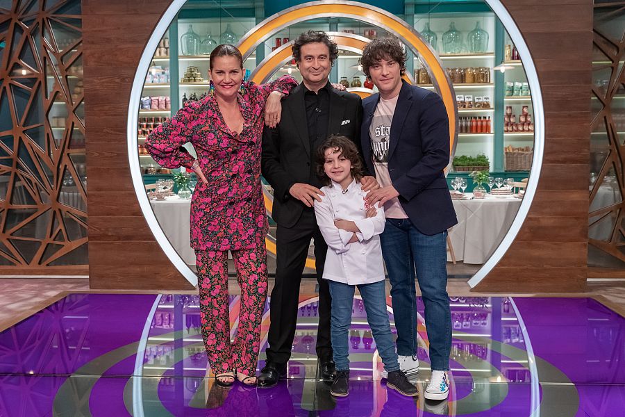 Los jueces con Javier, de 'MasterChef Junior 8'