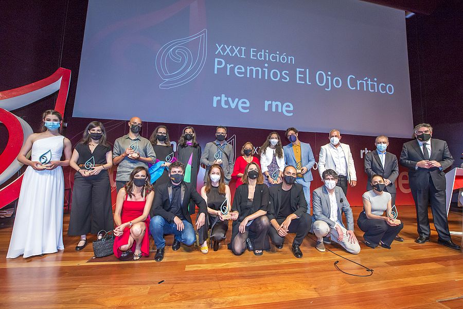 Galardonados y autoridades en la gala de los Premios El Ojo Crítico 2020