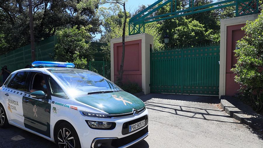 Un vehículo de la Guardia Civil a las puertas de la casa del empresario José Luis Moreno en la Urbanización Monte Encinas de la localidad madrileña de Boadilla del Monte. EFE/Fernando Alvarado