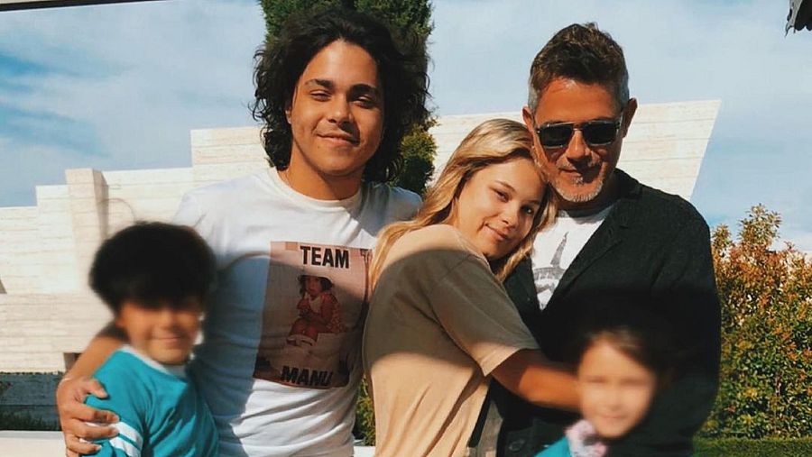 Alejandro Sanz junto a sus cuatro hijos
