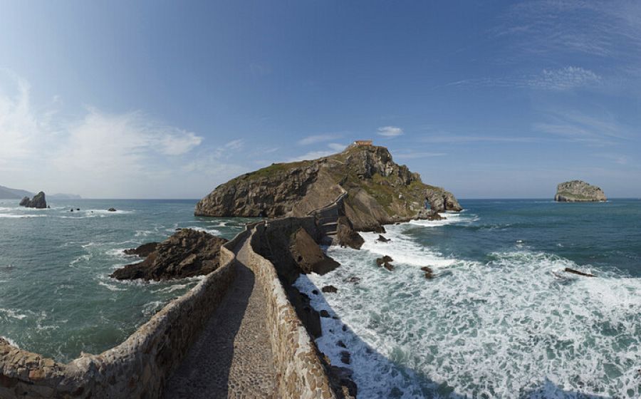 San Juan de Gaztelugatxe, con la ermita de San Juan Bautista