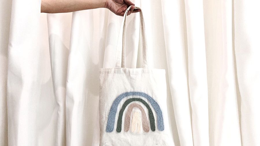 Es una técnica super sencilla, fácil de dominar y muy versátil. Puedes hacer bolsos, cuadros, cojines, alfombras ... ¡y lo que quieras!