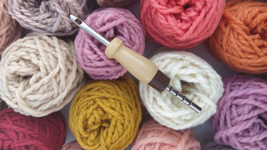 El punch needle es una técnica super fácil y resultona, ideal para ocupar los ratos libres del verano