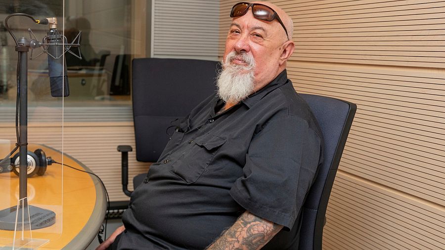 El tatuador Mao Pérez en los estudios de RNE