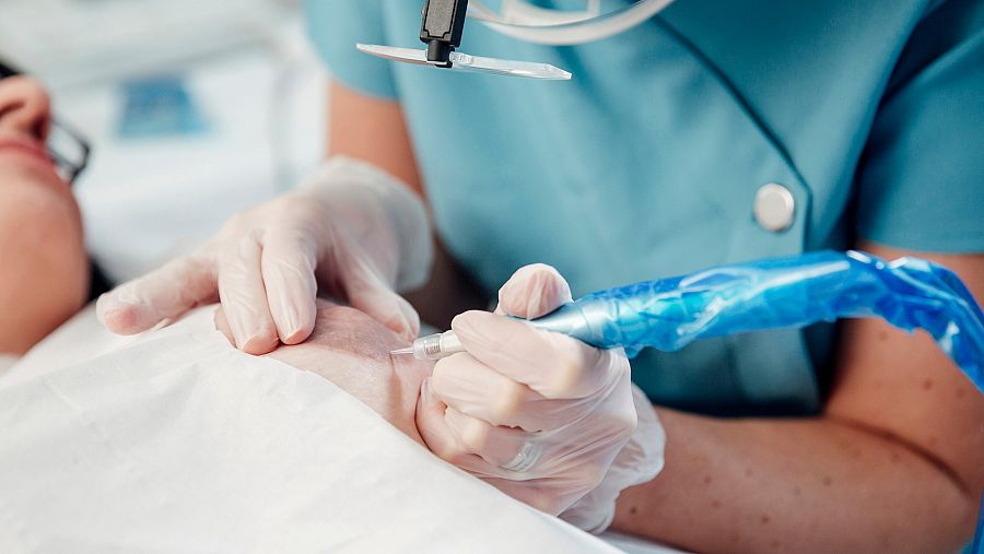 Práctica de la técnica del tatuaje terapéutico en los pezones de las mamas