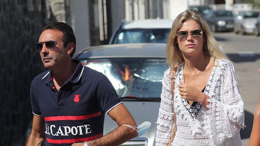 Ana Soria y Enrique Ponce paseando por la calle