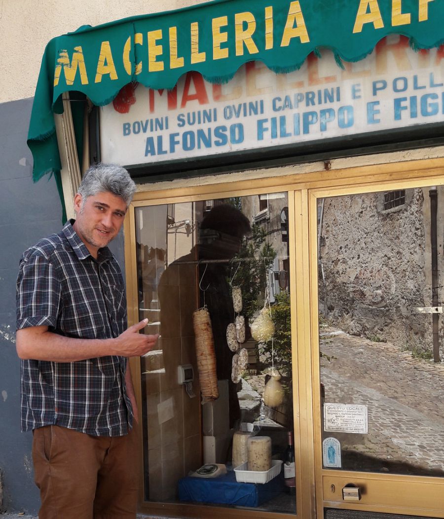Casqueria: El autor, encantado de descubrir una trattalia en el escaparate de una carnicería de pueblo en Cerdeña