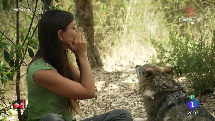 Evelyn Segura aullando junto a Lupus