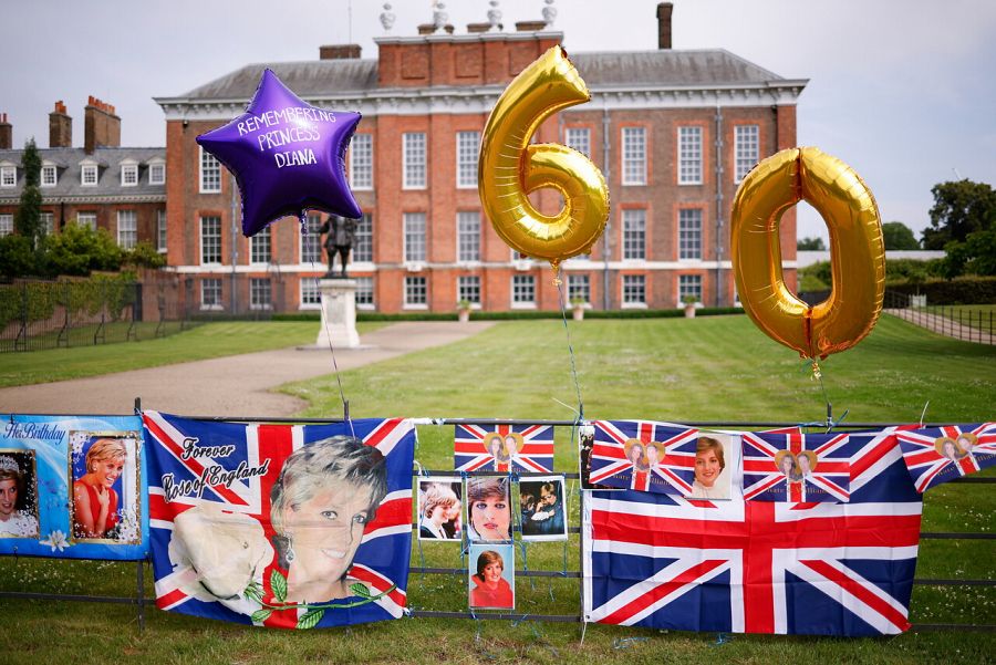 Fans de Diana de Gales decoran Kensington para la ceremonia