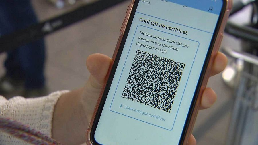 Els viatgers es poden descarregar al mòbil el codi QR del nou passaport sanitari