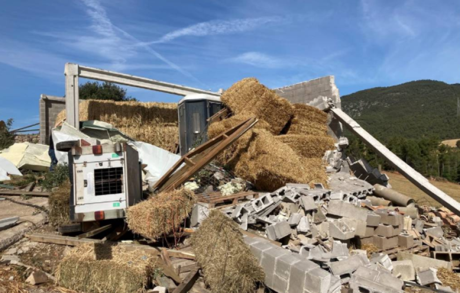 Fotografia d'una coberta greument afectada | Font: Meteocat