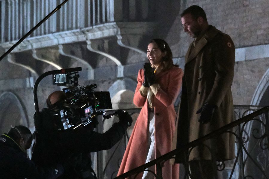 Los actores Matilda De Angelis y Liev Schreiber, durante el rodaje de 'Al otro lado del río y entre los árboles' en Venecia. 