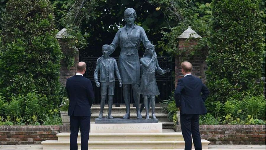 Guillermo y Harry durante la inauguración de la estatua de Diana de Gales