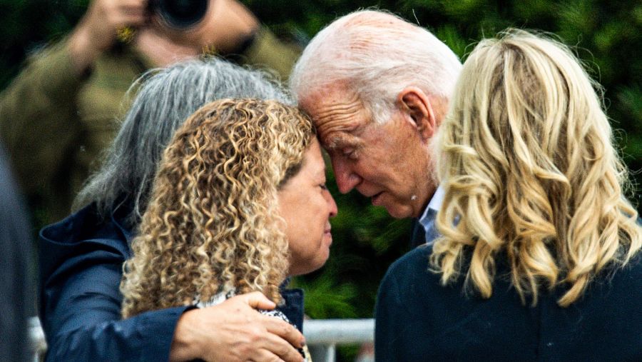 Joe Biden (d) y su mujer Jill (2d) visitan en un memorial a la alcaldesa de Miami-Dade, Daniella Levine Cava (2I)