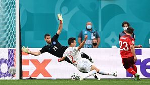 Xerdan Shaqiri bate a Unai Simón ante la oposición de Azpilicueta.