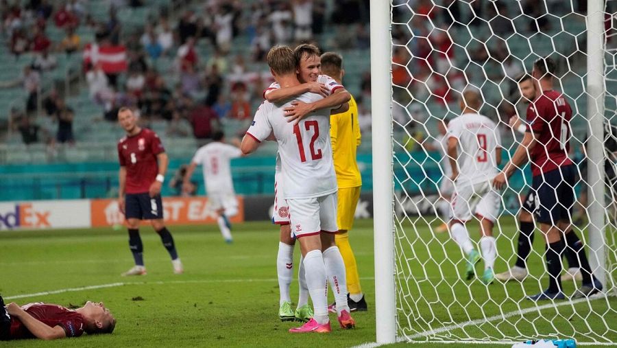 Delaney celebra su gol con Dolberg para Dinamarca.
