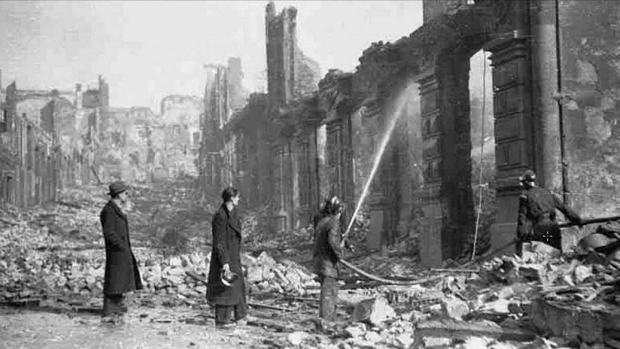 Tras el gran incendio de Santander de 1941, los bomberos remojan paredes de la que fue el casco antiguo de la ciudad