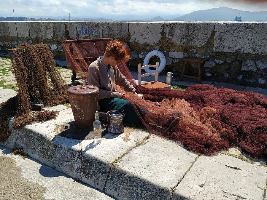 El remiendo de las redes era una tarea diaria de las mujeres en el puerto de Santader, en los años 40