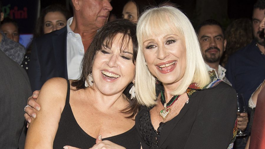 Loles León  y Raffaella Carrà durante los premios World Pride 2017