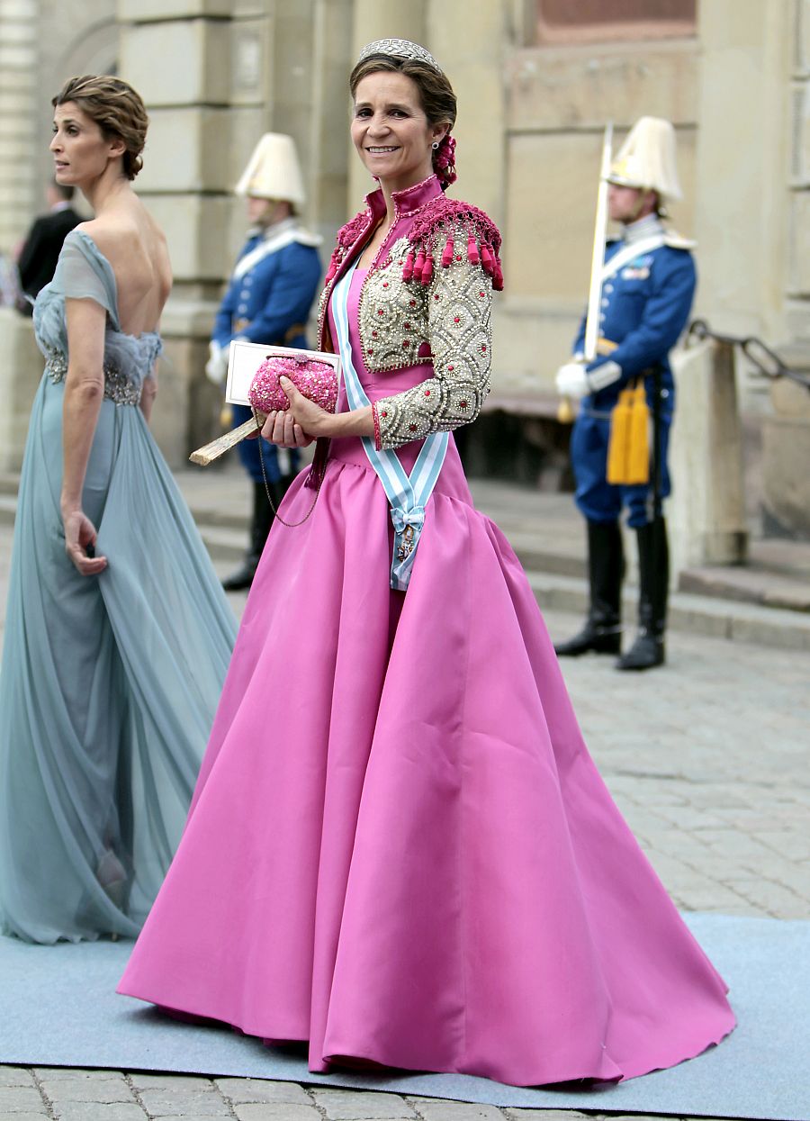 La infanta Elena durante la boda de Victoria de Suecia