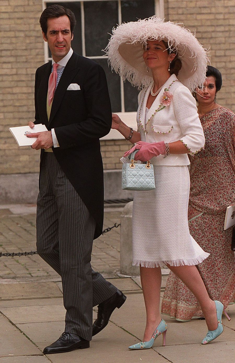 La infanta Elena con una enorme pamela de plumas de Chanel