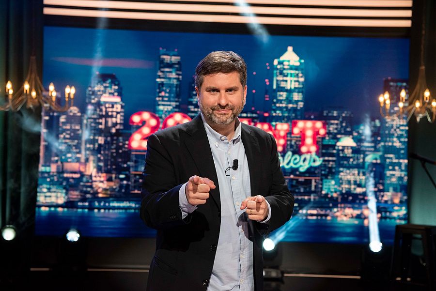 Martín Piñol senyalant amb els dits a l'espectador a l'escenari del programa '20vint'
