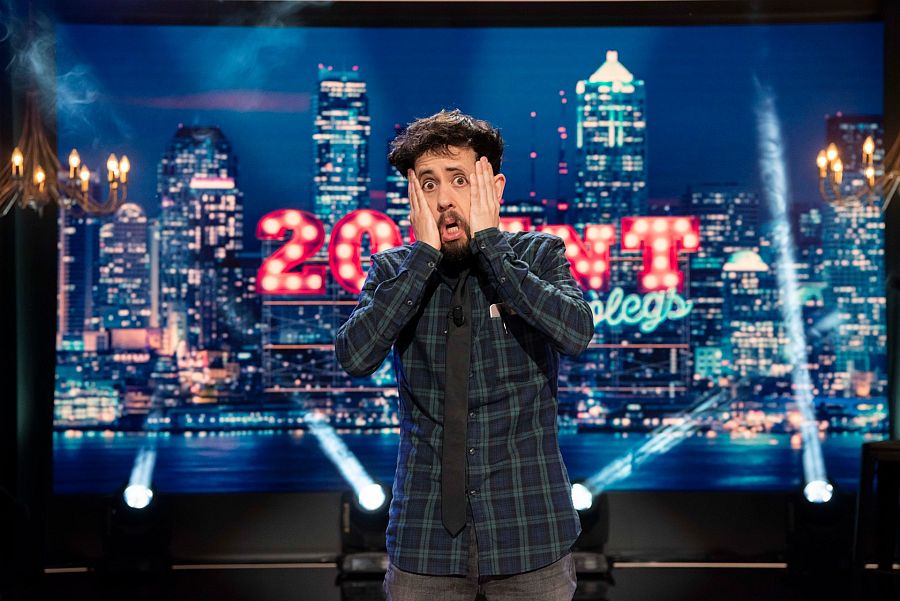 Kike García s'agafa la cara amb les mans a l'escenari del programa