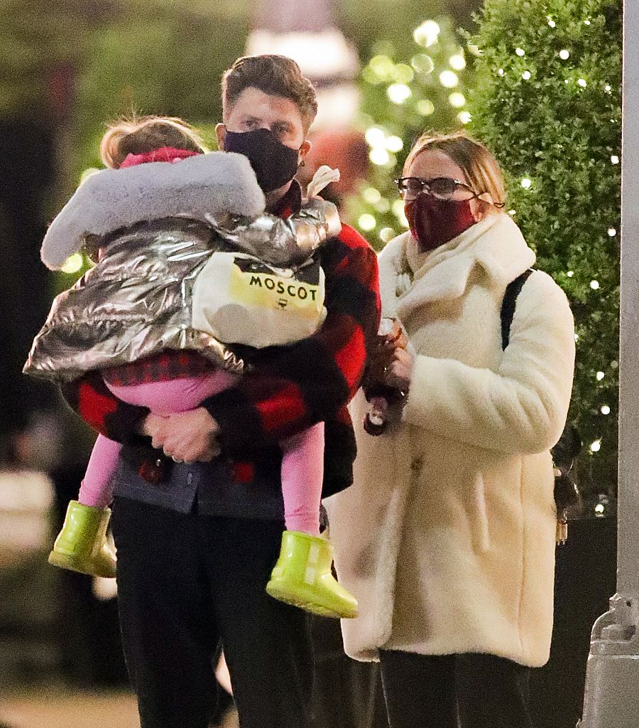 Scarlett Johansson, su hija y Collin Jost en Nueva York