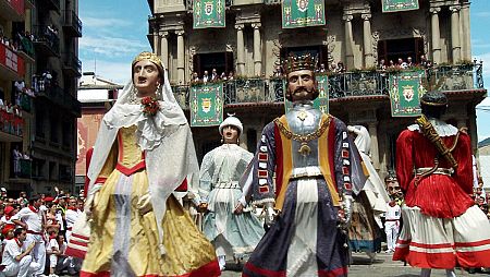 Gigantes bailando por las calles de Pamplona