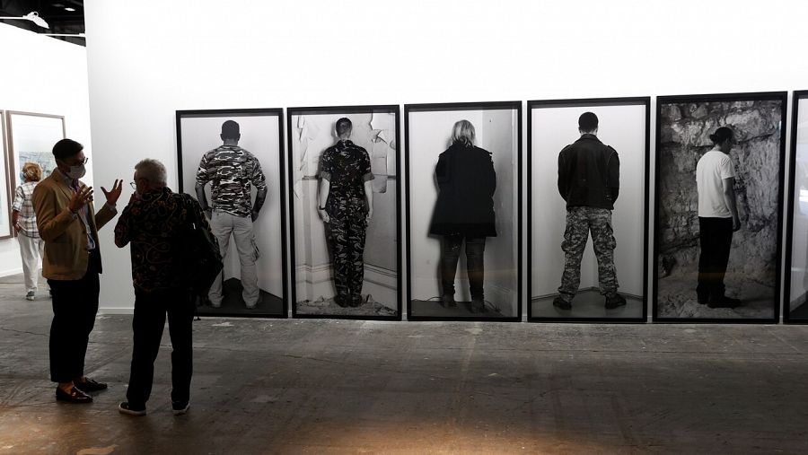 Santiago Sierra expone fotografías de veteranos de guerra.