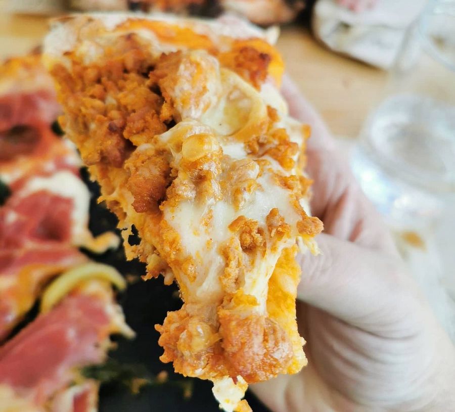 Texturas de la pizza de zorza queso San Simón, panadería Rozas, Cospeito