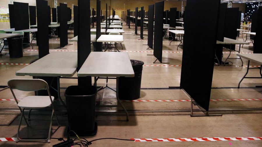 Desenes d'espais preparats per realitzar testos d'antígens als assistents del Cruïlla