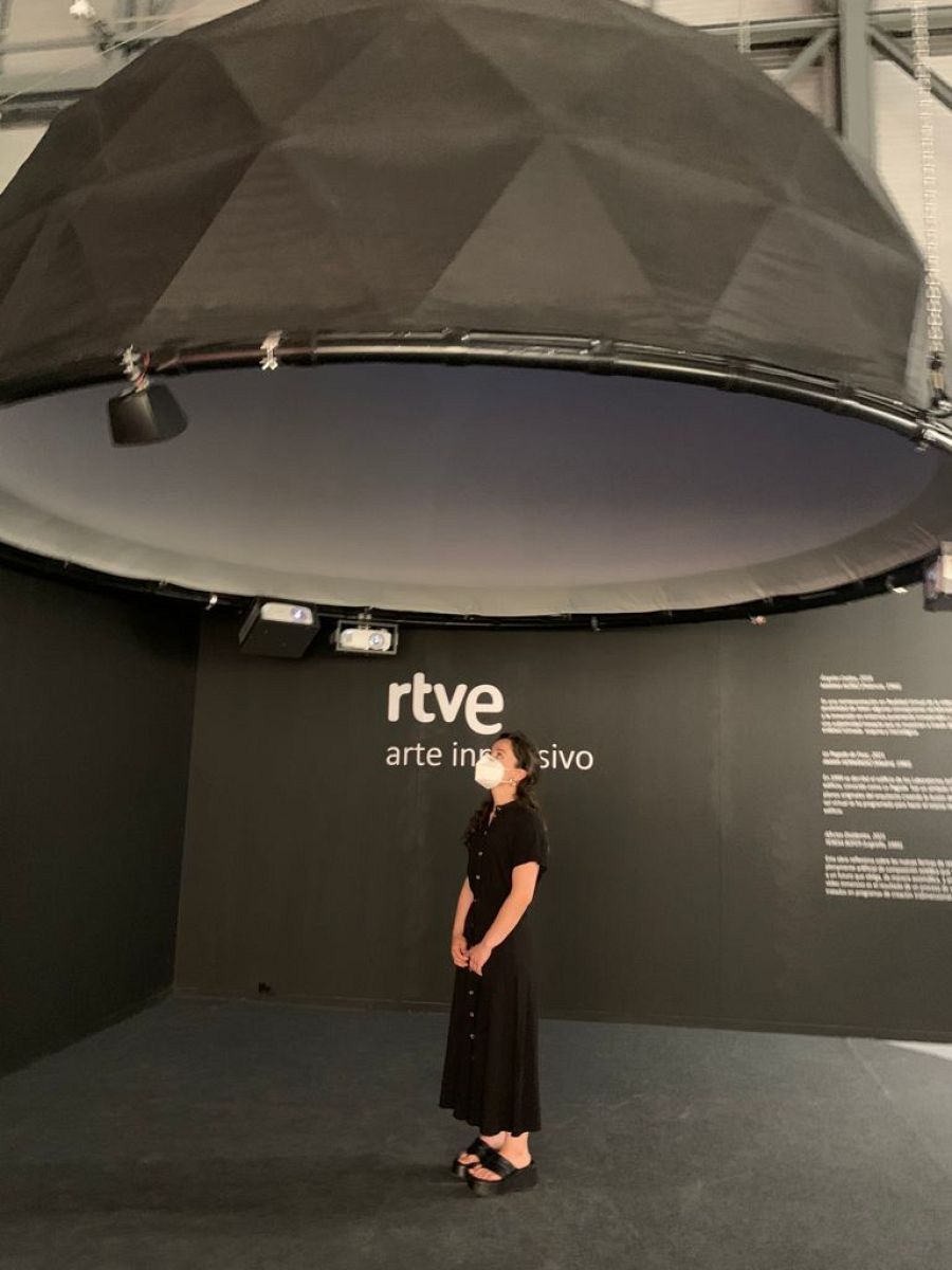 Teresa Rofer mira su obra Afectos Disidentes proyectado en el DOMO, en ARCO 2021.