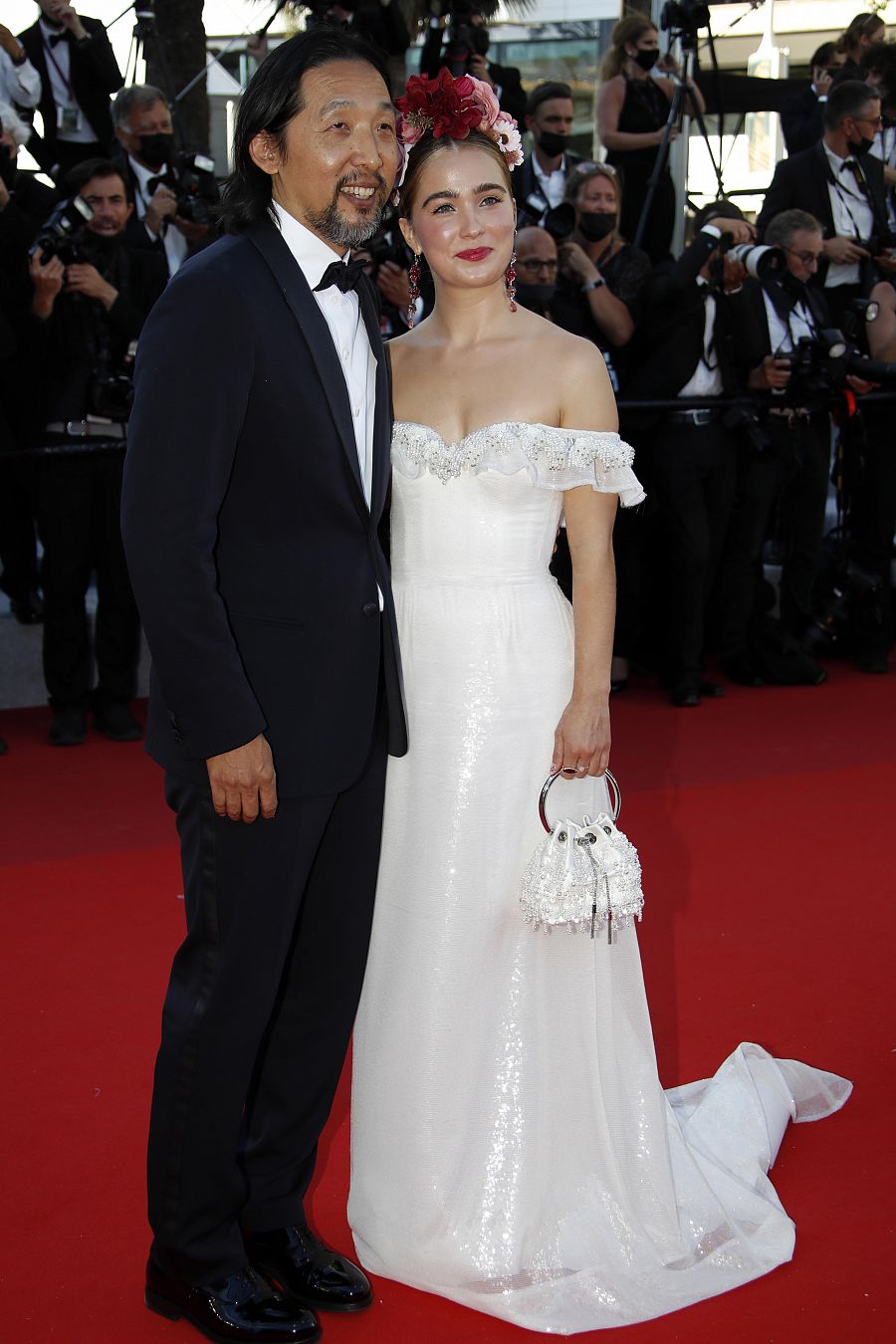 Haley Lu Richardson y Kogonada en el Festival de Cannes