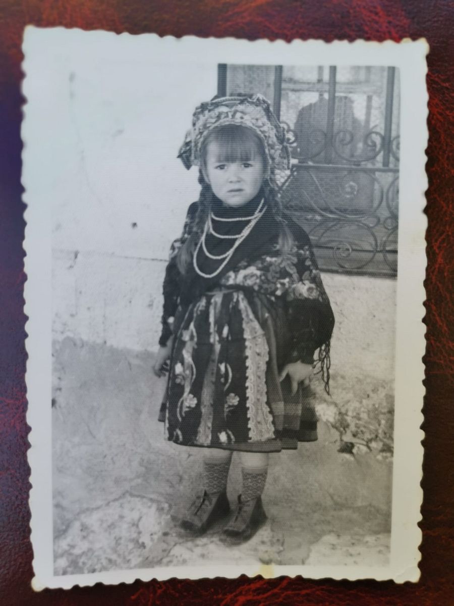 Niña con el traje típico de la zona