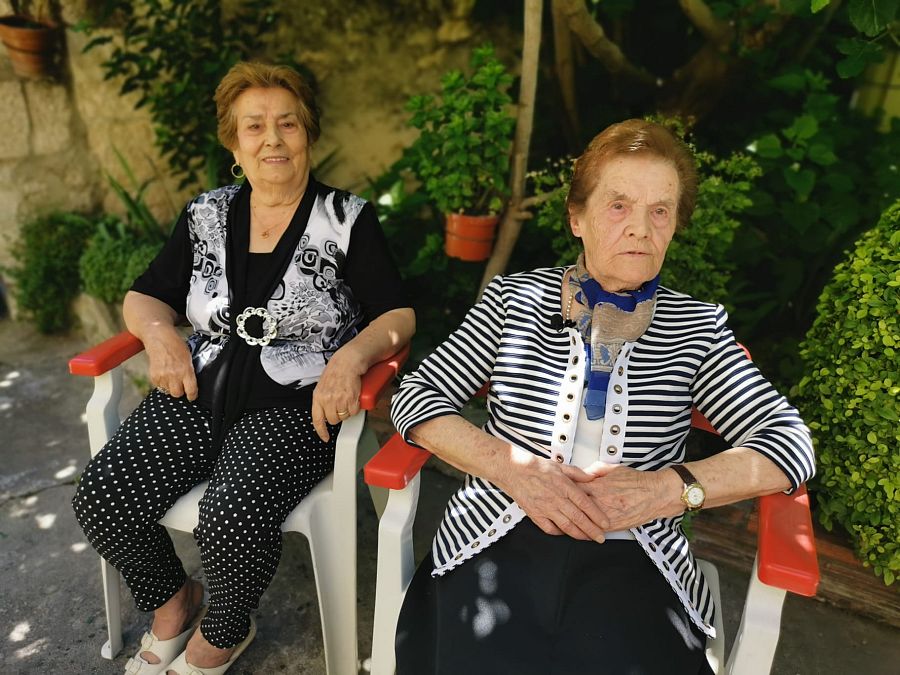 Paz Rojo y Flora Valentín nos enseñan el cancionero de Olombrada