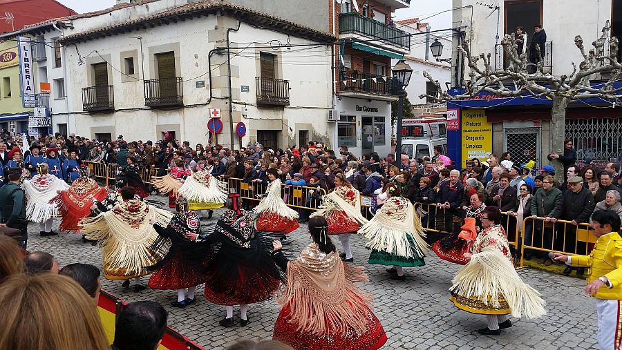 Mujeres bailando con el manteo en el Carnaval de Cebreros